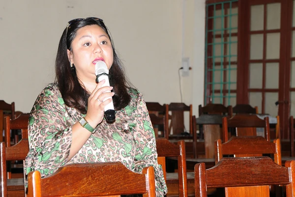 Đại diện Báo Kinh doanh và Pháp luật đặt câu hỏi.