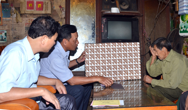 Thương binh Thào Dìn Sẩu cảm động khi nhận được sự quan tâm.