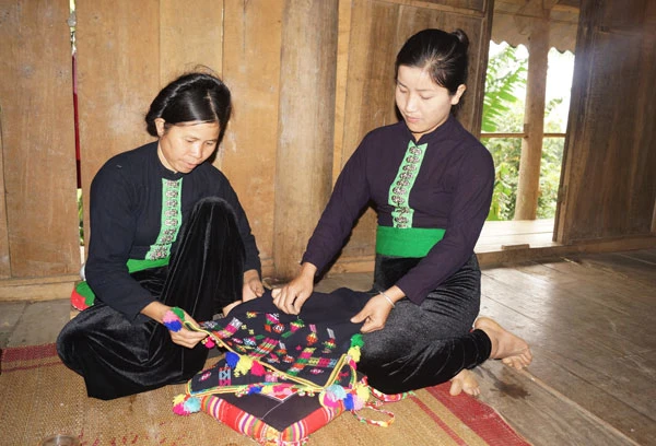 Phụ nữ Thái ở Bản Ngoang học cách thêu khăn Piêu. Phụ nữ Thái ở Bản Ngoang học cách thêu khăn Piêu.