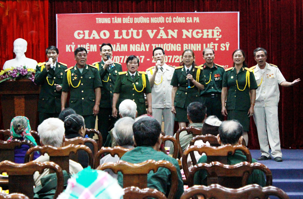 Tiết mục văn nghệ do các thương binh thể hiện.