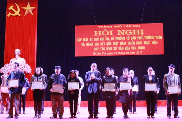 Trao Giấy khen cho 50 thôn, tổ dân phố tiêu biểu trong năm 2016.