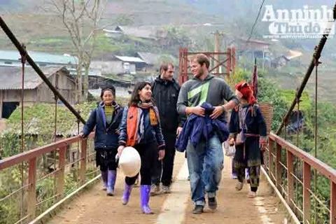 Khách du lịch quốc tế thường rất thích đến các bản làng để trải nghiệm, ở đó họ có thể giao lưu trò chuyện với người dân bản xứ.