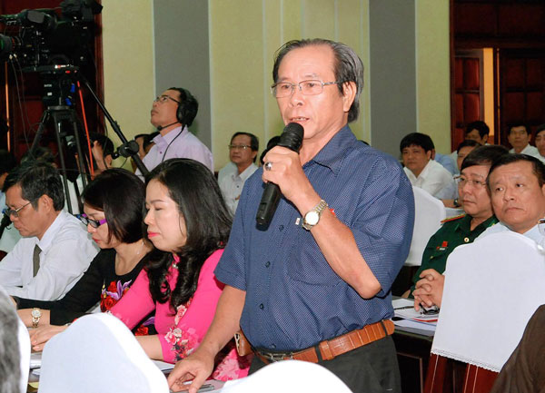 Đại biểu HĐND Nguyễn Toàn Thiện chất vấn tại hội trường.