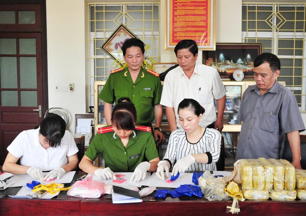 Lãnh đạo Công an tỉnh kiểm tra công tác giám định ma túy tổng hợp. Lãnh đạo Công an tỉnh kiểm tra công tác giám định ma túy tổng hợp.