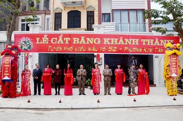 Cắt băng khánh thành tuyến phố kiểu mẫu An Dương Vương, phường Kim Tân.