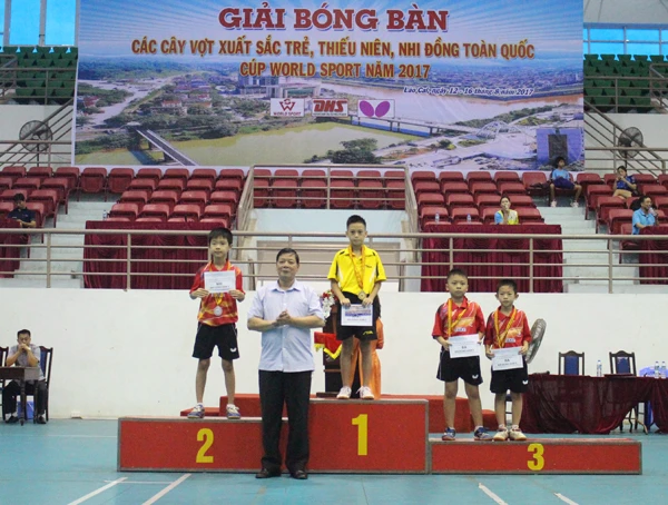 Ban tổ chức trao giải cho các vận động viên.