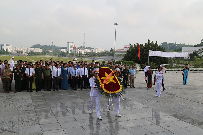 Các đại biểu dâng hương Đài tưởng niệm các Anh hùng liệt sỹ