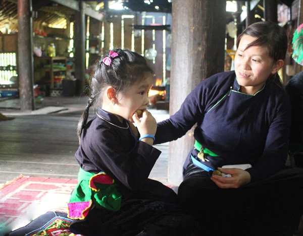 Khi thức dậy, việc đầu tiên trong ngày Tết Đoan Ngọ của đồng bào dân tộc Tày là “diệt sâu bọ”, bằng việc ăn các loại quả như mận, đào, dưa hấu.. và uống 1 chút rượu.. Diệt sâu bọ xong, các thành viên trong gia đình bắt đầu nấu ăn, chuẩn bị đồ lễ dâng cúng tổ tiên. Rất nhiều món ăn đặc sản bản địa được đồng bào Tày chuẩn bị trong ngày Tết Đoan ngọ. Lễ cúng tổ tiên do một bậc cao niên trong gia đình làm lễ. Trẻ em dân tộc Tày cũng dậy từ rất sớm và ăn quả để diệt sâu bọ. Tết Đoan ngọ còn là dịp để các thành viên trong gia đình đoàn tụ, cùng nhau nói chuyện vui vẻ, chúc cho nhau gặp những điều tốt lành trong cuộc sống.