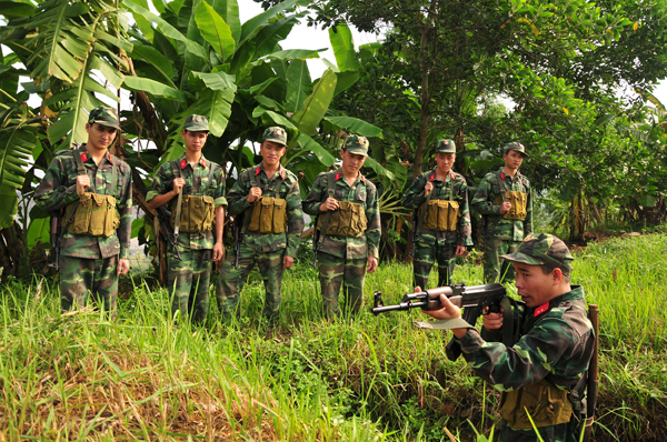 Tích cực huấn luyện, xây dựng lực lượng chính quy, tinh nhuệ. Ảnh: Phạm Vũ Sơn