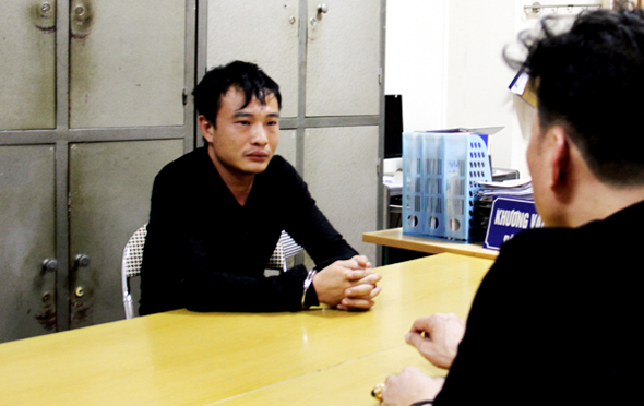 Trần Đức Tuấn tại cơ quan công an.