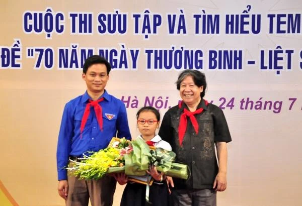 Ban tổ chức, Ban giám khảo trao giải đặc biệt cho em Lê Hoàng Nhật Nhi.