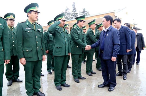 Chúc tết chỉ huy, chiến sĩ Đồn Biên phòng Nậm Chảy.