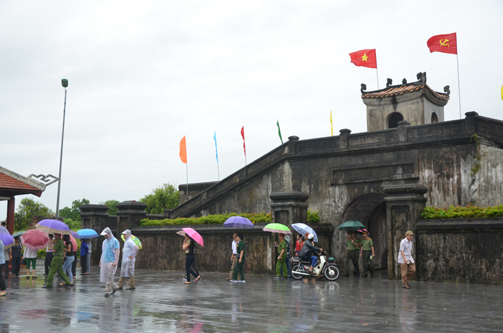 Dòng người đến Thành cổ Quảng Trị dâng hương vào một ngày mưa tháng 7.