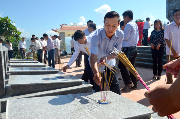 Dâng hương tưởng niệm các anh hùng liệt sỹ huyện Si Ma Cai.