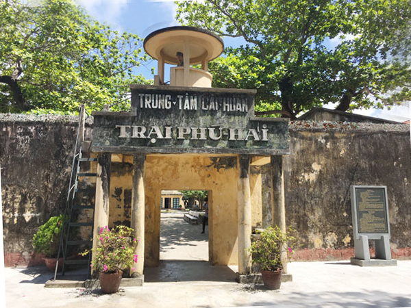 Trại Phú Hải- Di tích đặc biệt quốc gia- là khu giam cầm tù chính trị lớn nhất tại Côn Đảo do thực dân Pháp xây dựng năm 1862. Nơi đây từng giam cầm các nhà cách mạng tiêu biểu của nước ta, như: Phan Chu Trinh, Tôn Đức Thắng… Một phòng giam tập thể tại Trại Phú Hải. Các phòng giam xây rất thấp, cùng lúc giam cầm hàng chục tù nhân, khiến họ bị suy nhược cơ thể do thời tiết nóng bức. Các tù nhân làm việc trong hầm xay lúa với sự quản thúc của các cai ngục. Họ có thể bị đánh đến chết nếu làm cai ngục không hài lòng. Hình ảnh mô phỏng một tù chính trị bị nhốt tại khu xà lim (hầm đá). Đây là khu giam cầm các tù chính trị kiên trung, được xây kín với hình thức phạt nằm. Những tù chính trị sau một thời gian bị nhốt tại khu xà lim sẽ mắc các bệnh về vận động và mắt, nặng có thể bị liệt hoặc mù. Trại Phú Tường- Di tích đặc biệt quốc gia- với khu Chuồng cọp Pháp được xây dựng năm 1940, gồm 120 phòng giam có song sắt bên trên để cai ngục tiện theo dõi và hành hạ các tù nhân… … và 60 phòng tắm nắng- nơi dành để tra tấn các tù nhân. Có những tù nhân, sau khi chịu những trận tra tấn cực hình, còn bị phơi nắng cho đến chết. Các chiến sĩ yêu nước bị giam trong Chuồng cọp Pháp bị cùm chân và nằm trực tiếp xuống nền xi măng. Mọi sinh hoạt đều diễn ra trong phòng kín có diện tích khoảng 5m2, điều kiện vệ sinh không đảm bảo cộng với việc bị tra tấn dã man, khiến nhiều người bỏ mạng. Dù bị giam cầm, tra tấn dã man, nhưng các tù chính trị vẫn giữ tinh thần đấu tranh quật cường. Hình ảnh mô tả các nữ chiến sĩ cách mạng kiên trung, tự mổ bụng moi ruột ném vào mặt kẻ thù. Trại Phú Bình- Di tích đặc biệt quốc gia- (xây dựng năm 1971), còn được gọi là Chuồng cọp kiểu Mỹ, giam cầm rất nhiều nhà chính trị của nước ta. Trong ảnh là khoảng sân tắm nắng dành cho các tù nhân chịu nghe lời- đây là đòn tra tấn đánh vào tâm lý của tù chính trị thời bấy giờ. Khách du lịch nghe hướng dẫn viên kể lại lịch sử về Trại Phú Bình. Đây là nhà giam đặc biệt bằng bê tông, gồm 384 phòng giam, chia làm các khu: AB, CD, EF, GH. Khu GH là nơi giam giữ nhiều tù chính trị là lãnh đạo, đây cũng là nơi nổi dậy đầu tiên giành chính quyền tại Côn Đảo vào sáng 1/5/1975, chấm dứt hơn 100 năm "địa ngục trần gian".