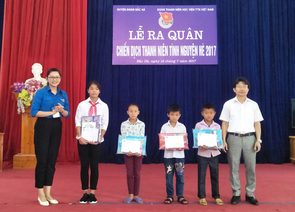 Trao học bổng cho học sinh nghèo vượt khó.