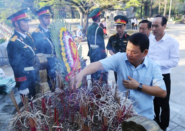 Đoàn đại biểu tỉnh Lào Cai viếng Nghĩa trang liệt sỹ quốc gia Trường Sơn ảnh 3