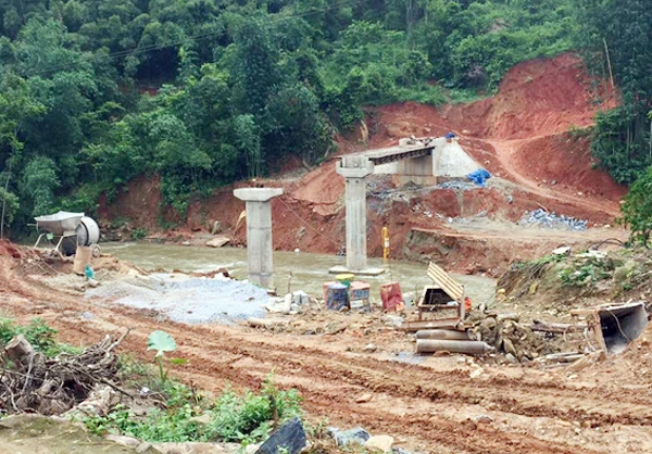 Người dân Sùng Hoảng mới từng ngày mong ngóng cây cầu hoàn thành.