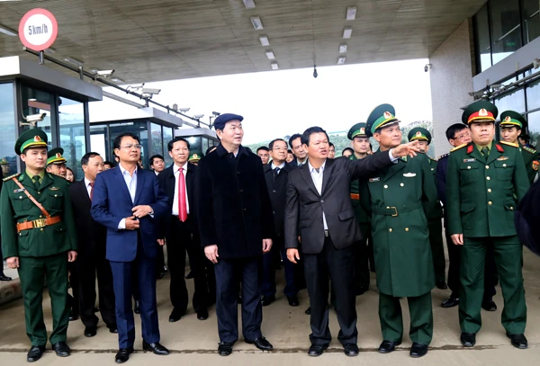 Chủ tịch nước tặng quà hộ đồng bào dân tộc thiểu số thuộc diện nghèo ở xã Gia Phú, Bảo Thắng. Thăm hỏi và tặng quà đồng bào dân tộc thiểu số xã Bản Khoang, Sa Pa. Chủ tịch nước Trần Đại Quang và lãnh đạo tỉnh Lào Cai chụp ảnh lưu niệm trên đỉnh Fansipan. Trồng cây lưu niệm tại Ga đi cáp treo Fansipan. Đoàn công tác thăm Cửa khẩu đường bộ số II Kim Thành. Chủ tịch nước làm việc với lực lượng liên ngành tại Cửa khẩu đường bộ số II Kim Thành.