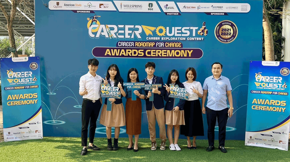 Thầy Nguyễn Tiến Dũng (ngoài cùng, bên trái) cùng lãnh đạo nhà trường và học sinh giao lưu tại Trường Wellspring Hà Nội. Thầy Nguyễn Tiến Dũng (ngoài cùng, bên trái) cùng lãnh đạo nhà trường và học sinh giao lưu tại Trường Wellspring Hà Nội.