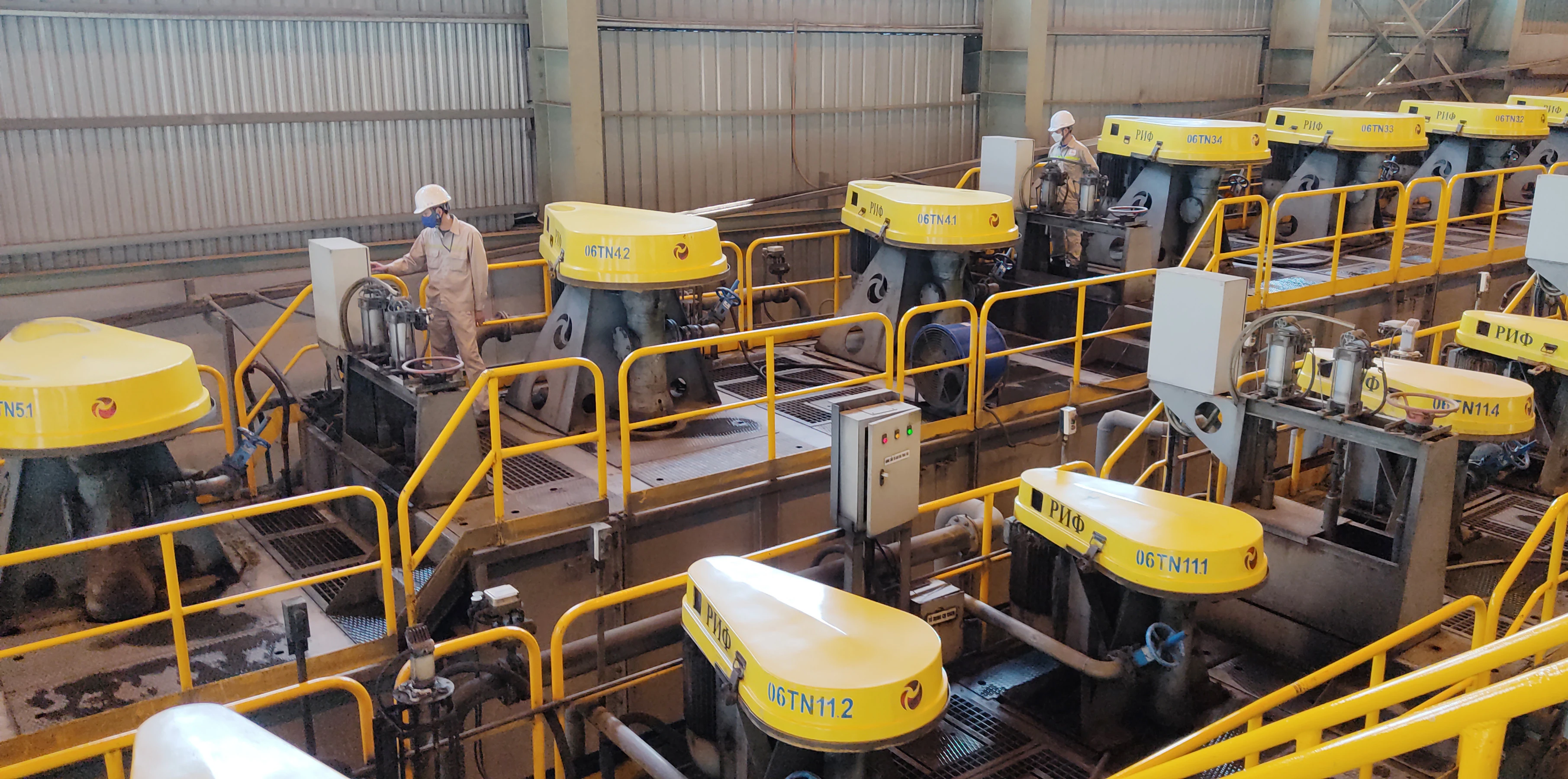 Vận hành dây chuyền tuyển tại Nhà máy tuyển đồng số 2, thuộc Chi nhánh Mỏ tuyển đồng Sin Quyền.