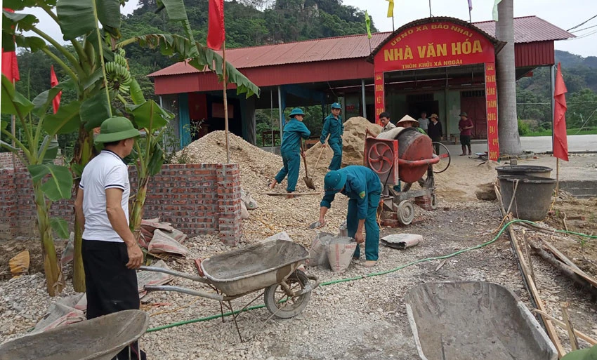 Người dân thôn Khởi Xá Ngoài tham gia đổ bê tông sân nhà văn hóa thôn, góp phần thực hiện tiêu chí xây dựng nông thôn mới.