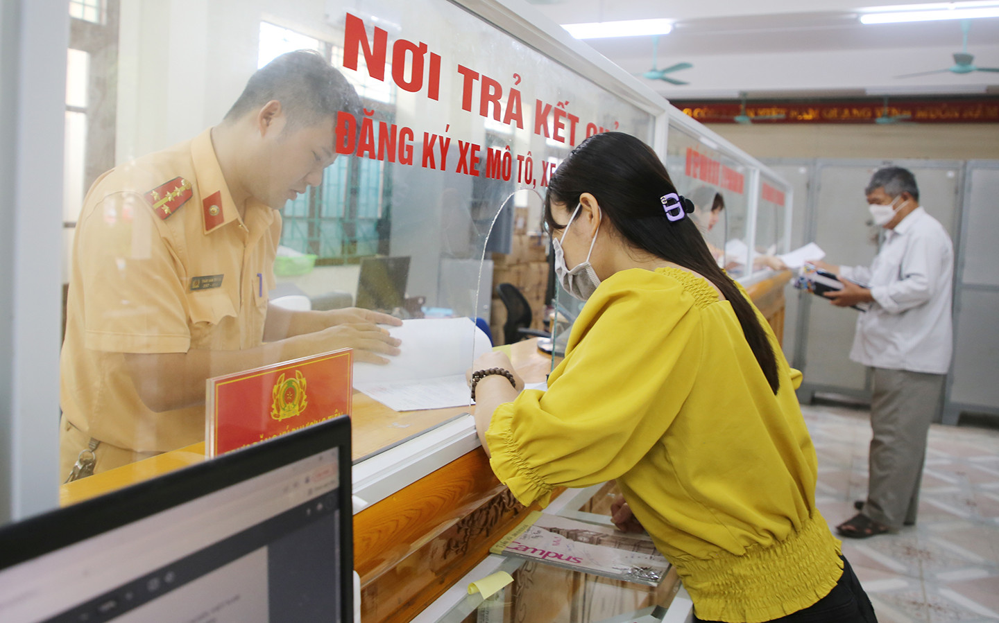 Công dân thực hiện thủ tục xin cấp biển số xe tại Đội Cảnh sát Giao thông Công an thành phố Lào Cai.