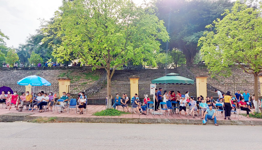 Nhiều bậc phụ huynh đợi đón con trước cổng Trường THPT Chuyên sáng ngày 10/6/2022. Nhiều bậc phụ huynh đợi đón con trước cổng Trường THPT Chuyên sáng ngày 10/6/2022.