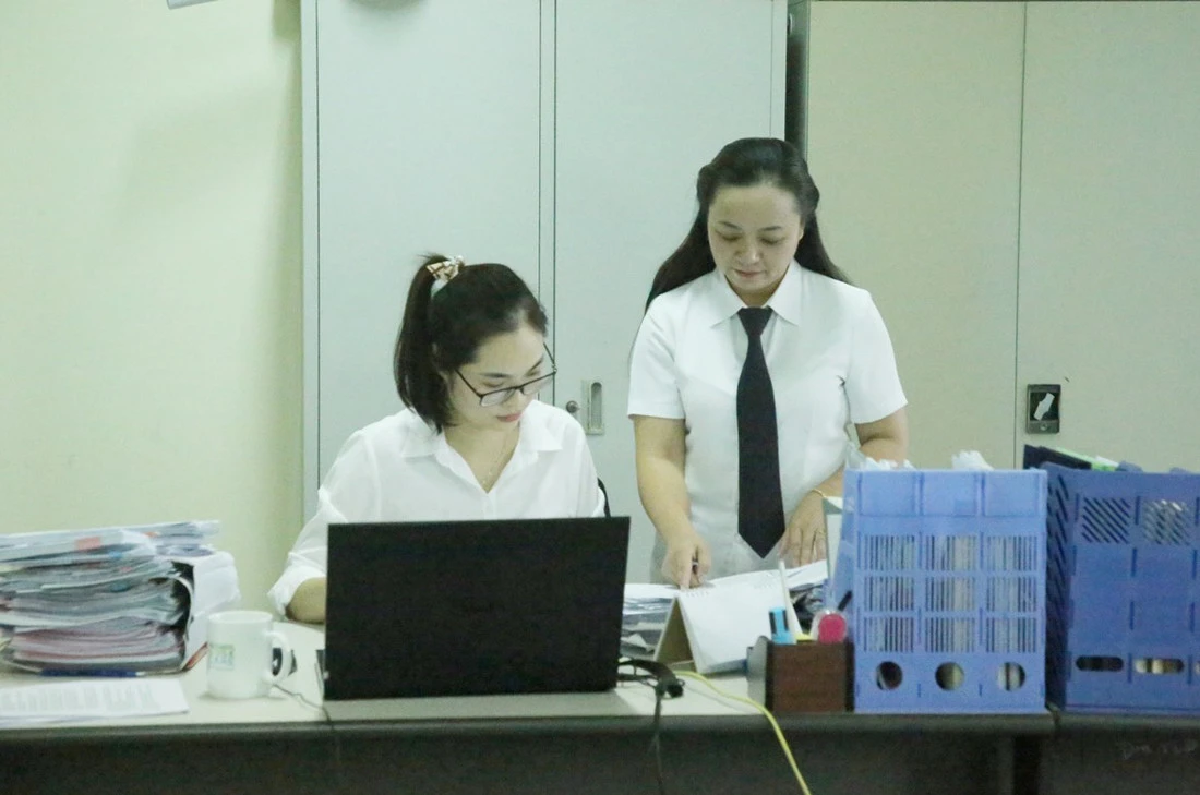 Thẩm phán Trần Thị Khánh Vân cùng Thư ký nghiên cứu hồ sơ vụ án hành chính.