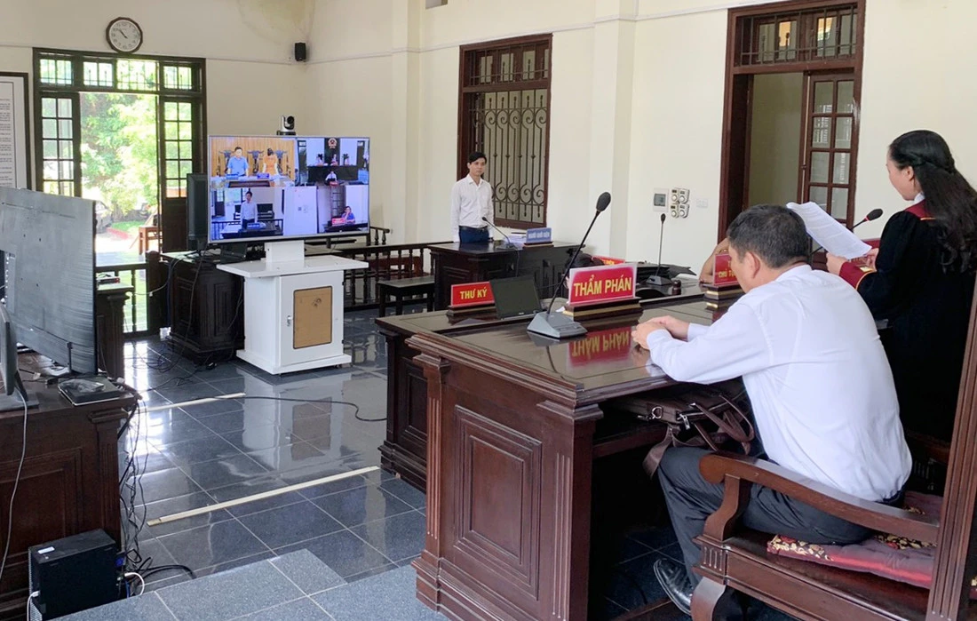 Một phiên xét xử trực tuyến vụ án hành chính tại Tòa án nhân dân tỉnh.