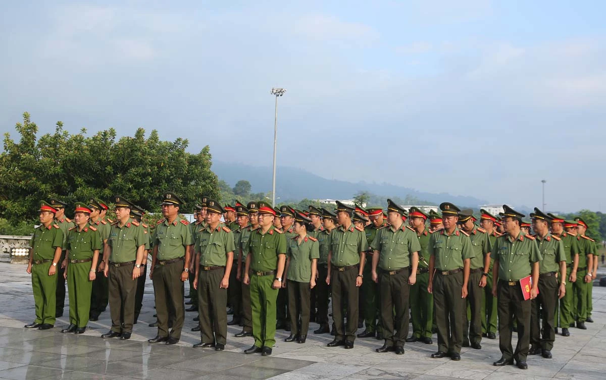 Đoàn đại biểu tham gia Hội thi Điều lệnh, bắn súng, võ thuật Công an nhân dân năm 2022 khu vực phía Bắc dâng hương các anh hùng liệt sỹ tỉnh Lào Cai ảnh 1