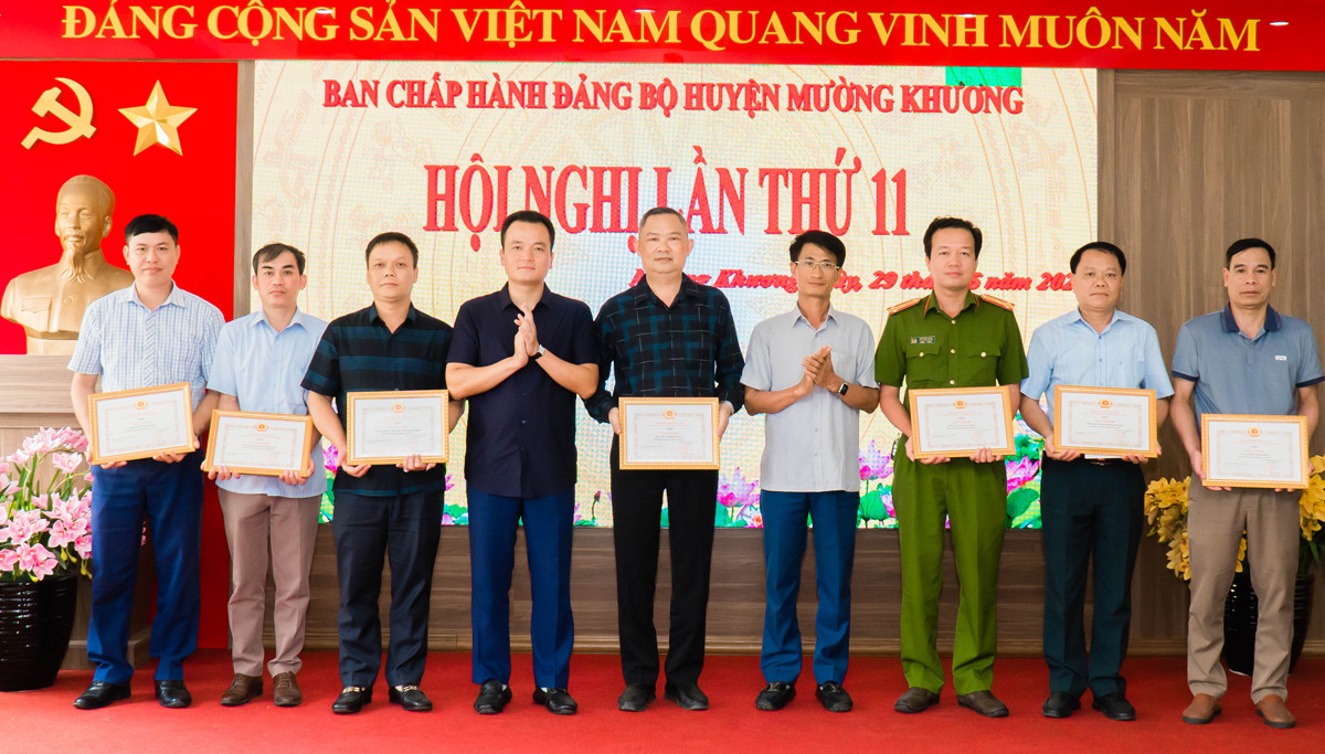Thường trực Huyện ủy Mường Khương trao Giấy khen cho các chi, đảng bộ trực thuộc Đảng bộ huyện có thành tích xuất sắc năm 2021.