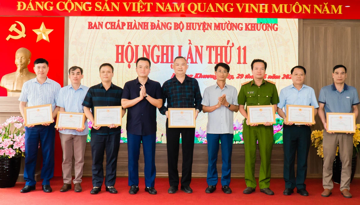 Thường trực Huyện ủy Mường Khương trao Giấy khen cho các chi, đảng bộ trực thuộc Đảng bộ huyện có thành tích xuất sắc năm 2021. Thường trực Huyện ủy Mường Khương trao Giấy khen cho các chi, đảng bộ trực thuộc Đảng bộ huyện có thành tích xuất sắc năm 2021.