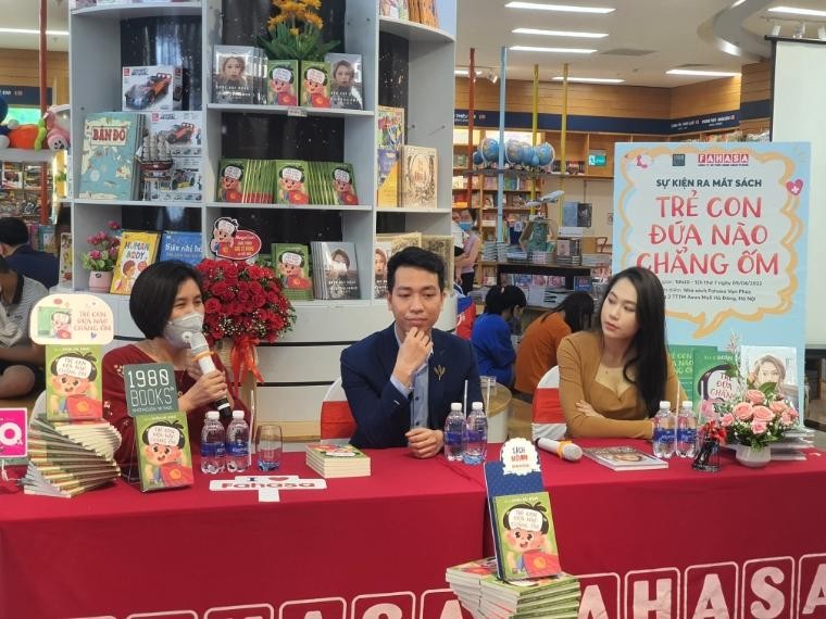 Bác sĩ Đoàn Hải Đăng cùng hai vị khách mời là nhà báo, dịch giả, tác giả Phạm Thị Hoài Anh, tác giả Vũ Diệu Thúy tại buổi ra mắt sách. Bác sĩ Đoàn Hải Đăng cùng hai vị khách mời là nhà báo, dịch giả, tác giả Phạm Thị Hoài Anh, tác giả Vũ Diệu Thúy tại buổi ra mắt sách.