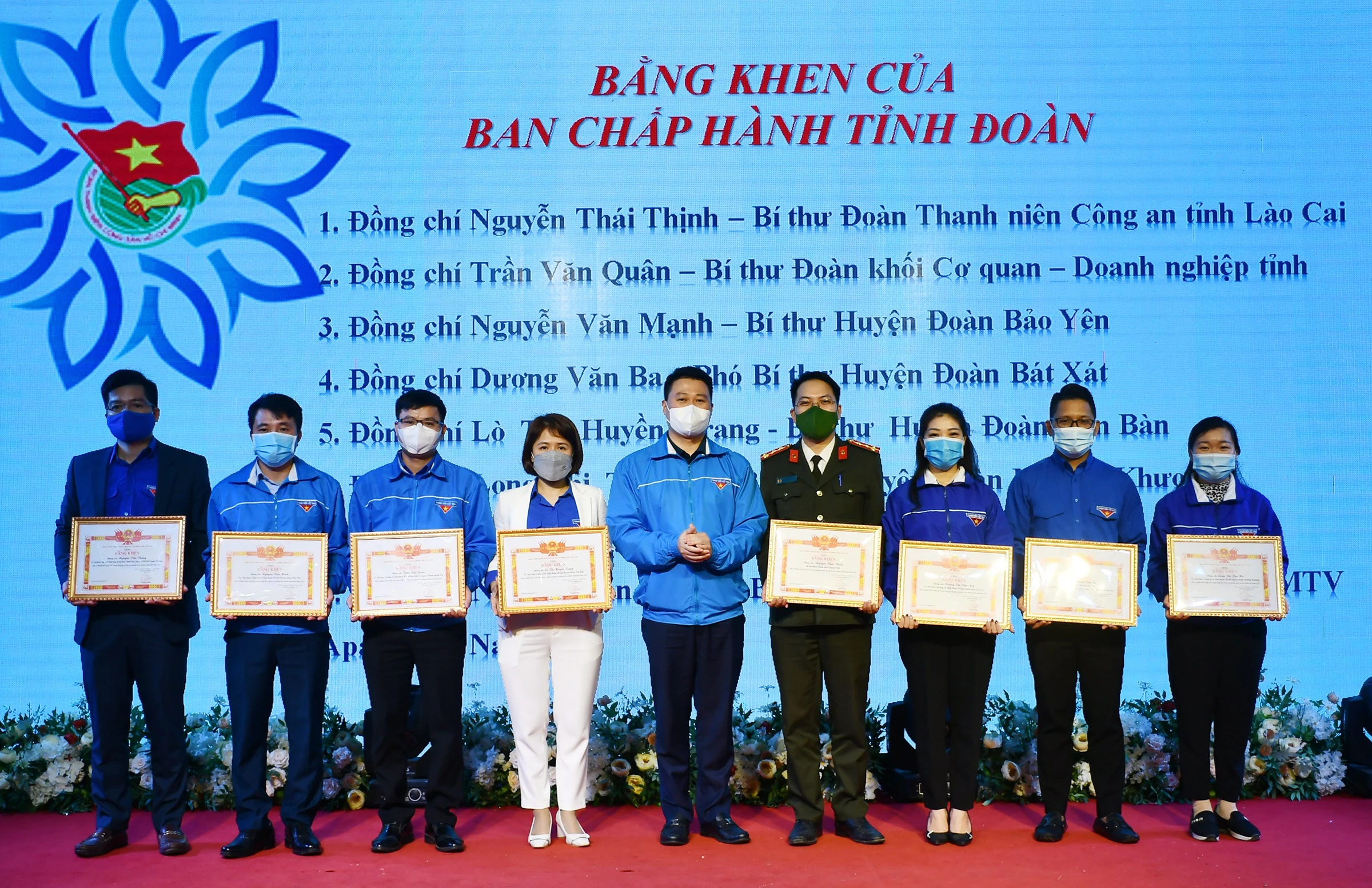 Tặng Bằng khen cho các cá nhân có thành tích xuất sắc trong thực hiện phong trào công tác đoàn.