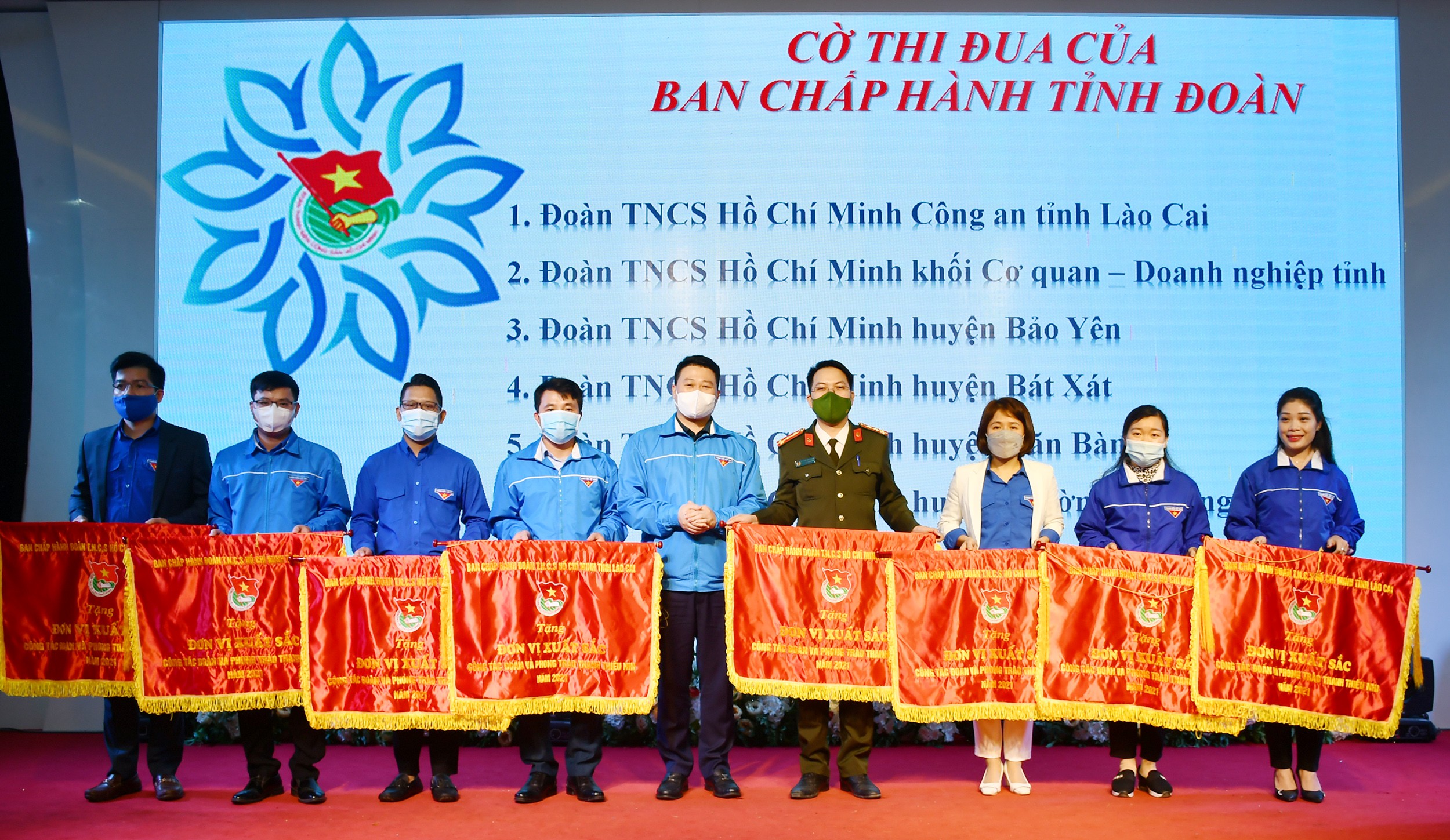 Tặng Cờ thi đua cho các tập thể xuất sắc. Tặng Cờ thi đua cho các tập thể xuất sắc.