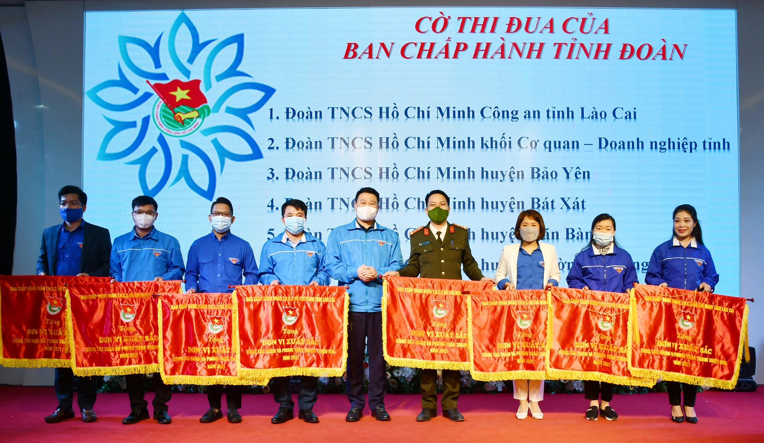 Tặng Cờ thi đua cho các tập thể xuất sắc.