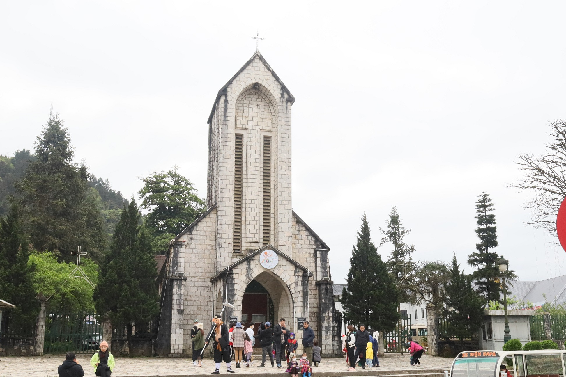 Nhà thờ đá Sa Pa là điểm đến không thể bỏ lỡ của du khách.