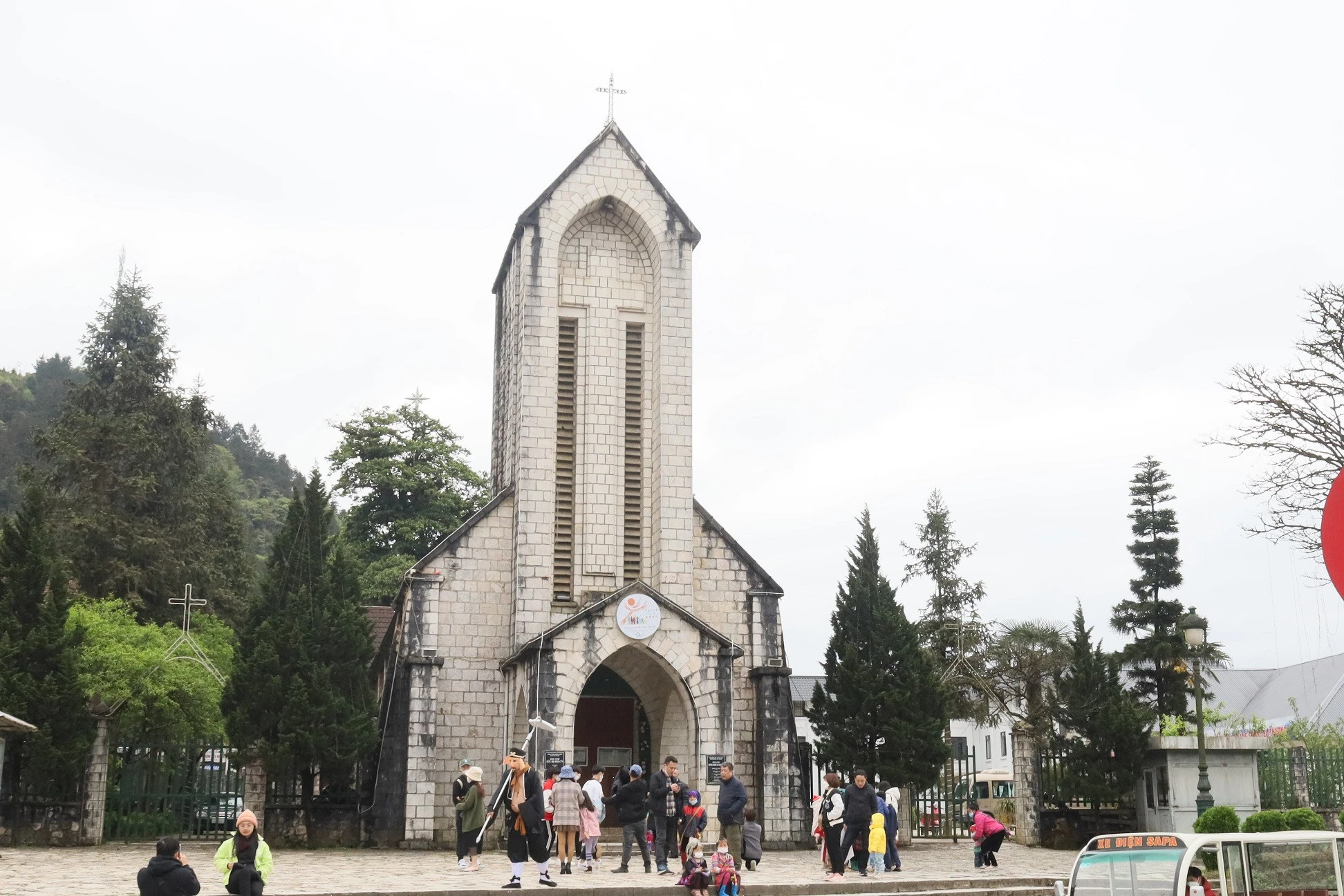 Nhà thờ đá Sa Pa là điểm đến không thể bỏ lỡ của du khách.