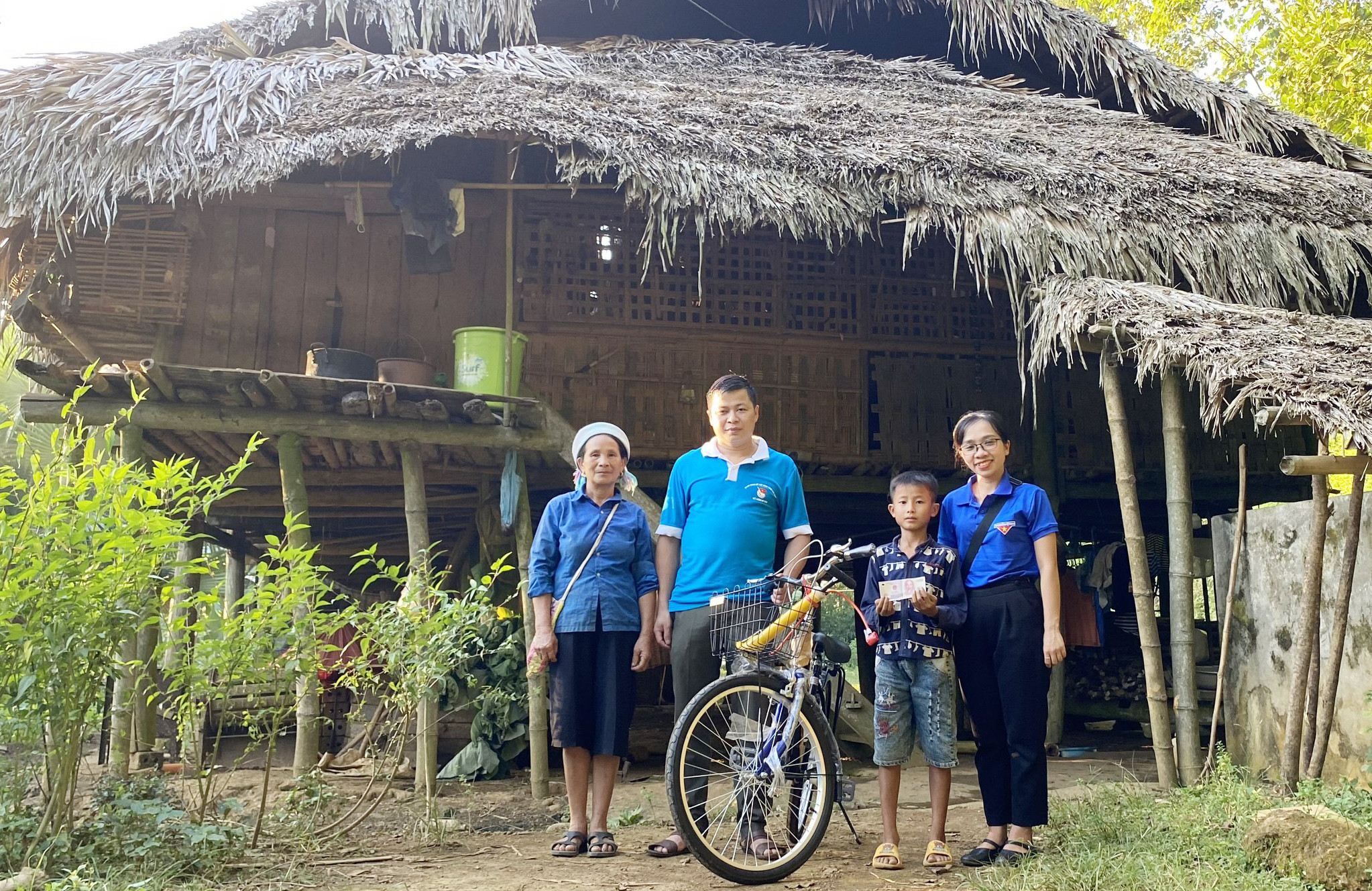 Trao hỗ trợ cho học sinh nghèo. Trao hỗ trợ cho học sinh nghèo.