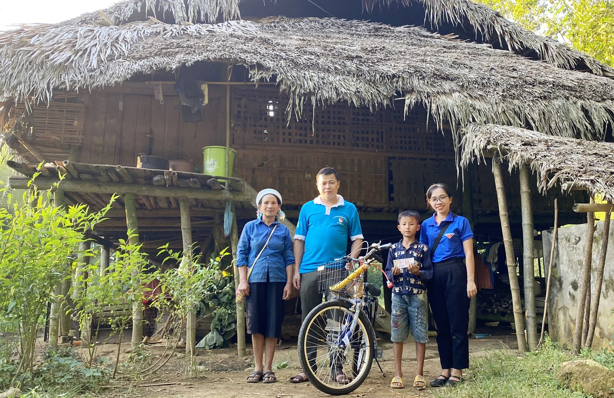 Trao hỗ trợ cho học sinh nghèo.