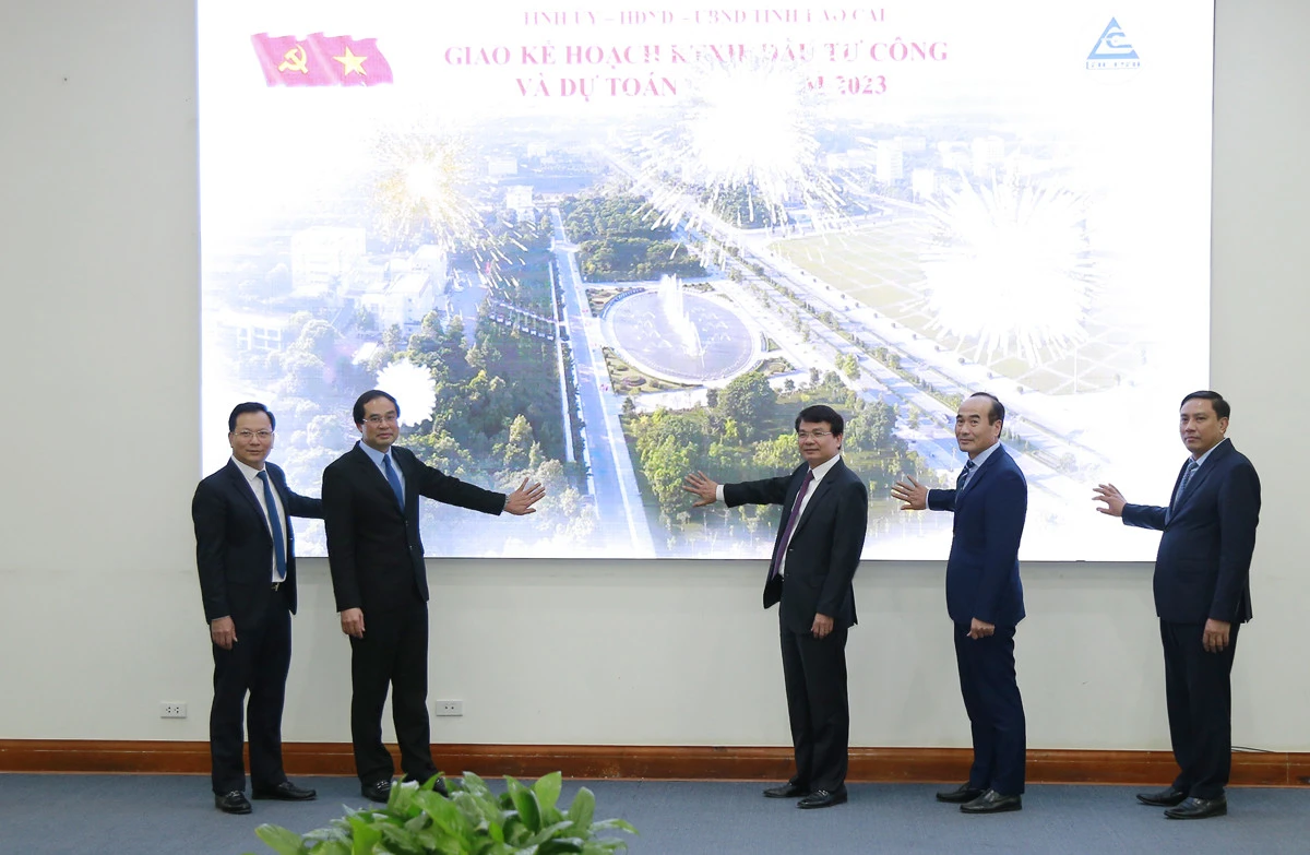 Hội nghị triển khai Nghị quyết của Tỉnh ủy và Nghị quyết của HĐND tỉnh về kế hoạch phát triển kinh tế - xã hội năm 2023 ảnh 4