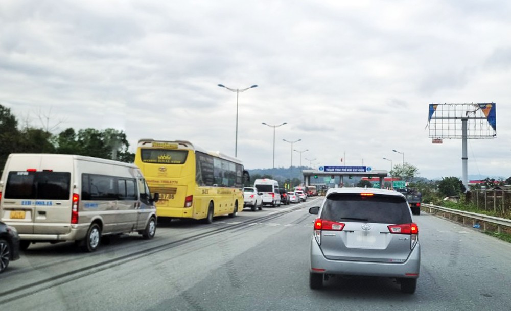 Lượng phương tiện đi và đến Lào Cai trong 4 ngày nghỉ lễ tăng cao. Lượng phương tiện đi và đến Lào Cai trong 4 ngày nghỉ lễ tăng cao.