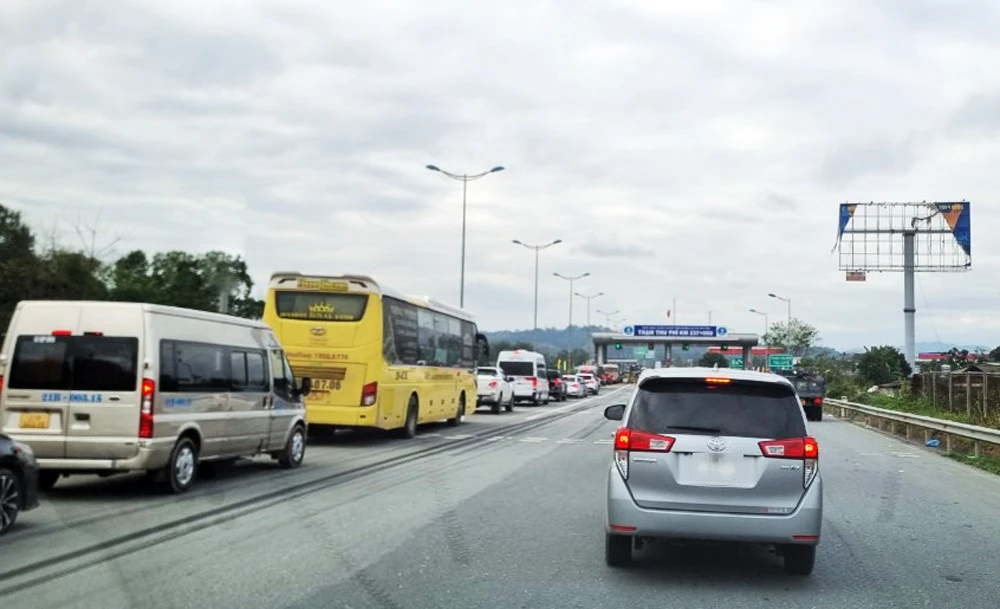 Lượng phương tiện đi và đến Lào Cai trong 4 ngày nghỉ lễ tăng cao.