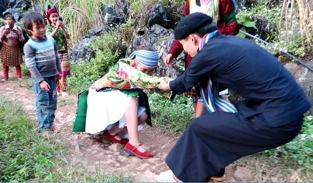 Một hình ảnh “kéo vợ” ở Lào Cai.