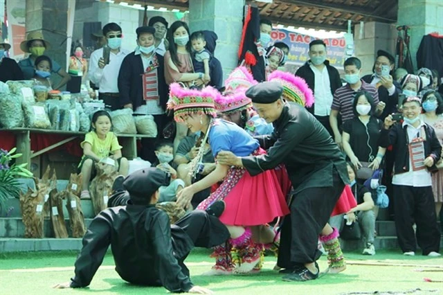 Tái hiện tục “Kéo vợ” tại Làng Văn hóa du lịch các dân tộc Việt Nam.