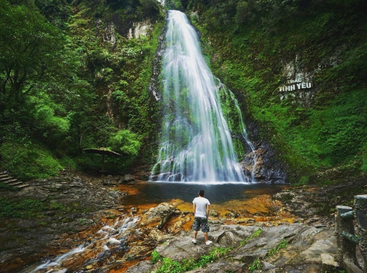 Khung cảnh hoang sơ bao bọc con thác.