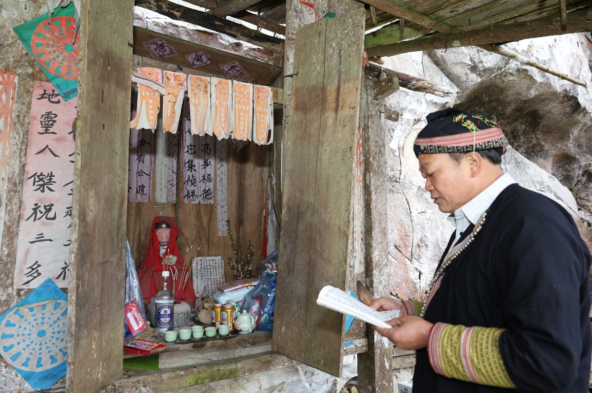 Thầy cúng làm lễ khấn thần linh, thổ địa trong lễ cúng cầu may đầu năm mới ở xã Tả Phìn.