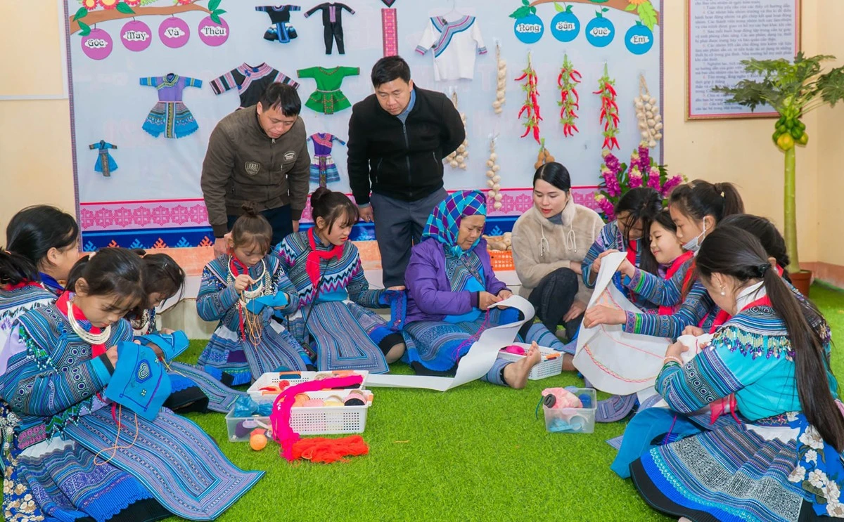 Học sinh Trường THCS Tả Ngài Chồ tham gia Câu lạc bộ thêu thổ cẩm.