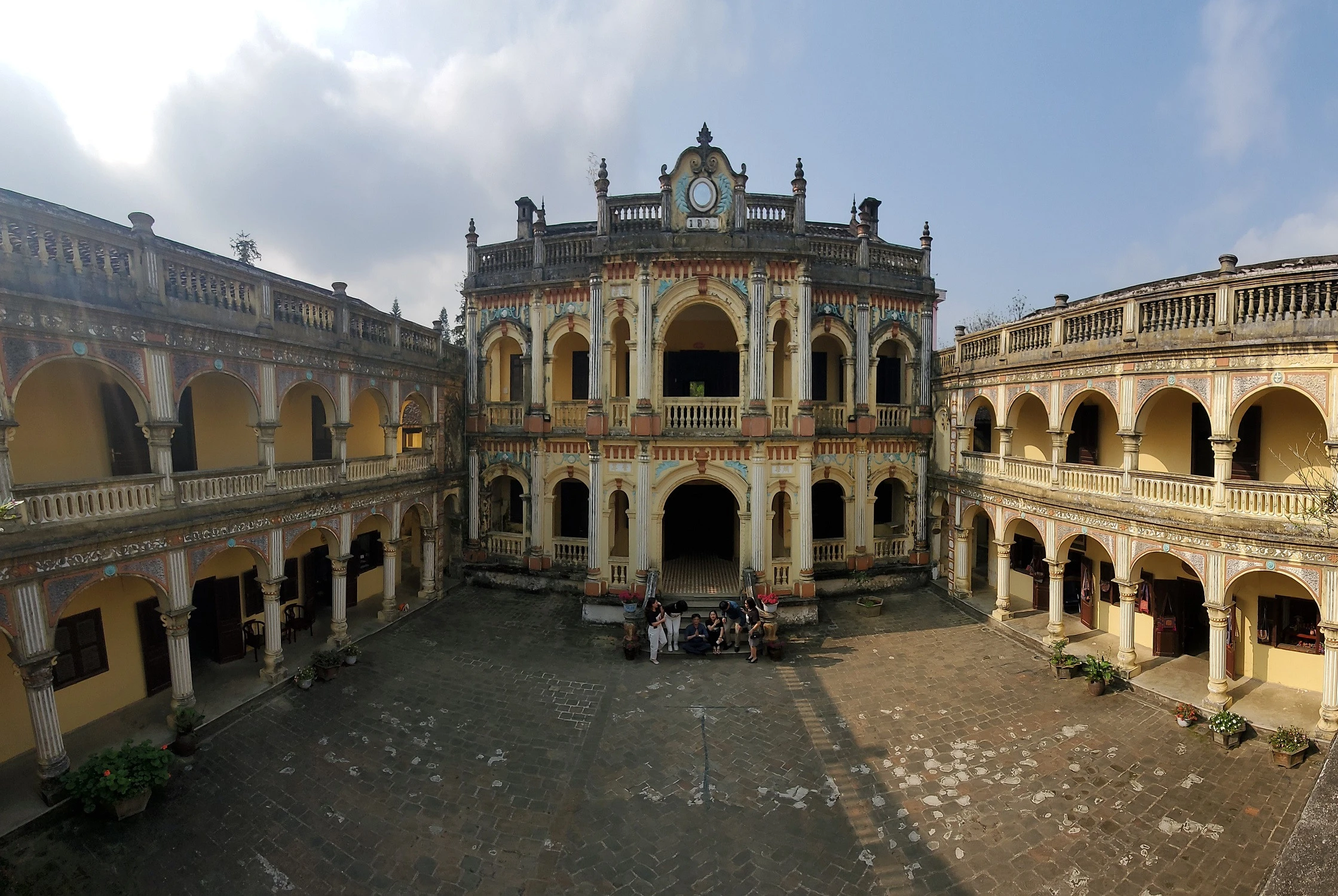 Dinh thự cổ Hoàng A Tưởng ở thị trấn Bắc Hà có tuổi đời hơn 100 năm.